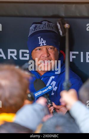 Minneapolis, Minnesota, USA. April 2024. DAVE ROBERTS, Manager der Los Angeles Dodgers, spricht mit den Medien vor einem MLB-Spiel zwischen den Minnesota Twins und den Los Angeles Dodgers am 8. April 2024 im Target Field in Minneapolis. (Kreditbild: © Steven Garcia/ZUMA Press Wire) NUR REDAKTIONELLE VERWENDUNG! Nicht für kommerzielle ZWECKE! Stockfoto