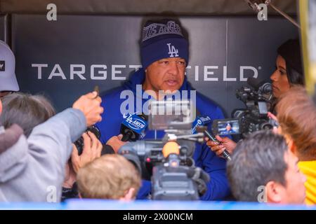 Minneapolis, Minnesota, USA. April 2024. DAVE ROBERTS, Manager der Los Angeles Dodgers, spricht mit den Medien vor einem MLB-Spiel zwischen den Minnesota Twins und den Los Angeles Dodgers am 8. April 2024 im Target Field in Minneapolis. (Kreditbild: © Steven Garcia/ZUMA Press Wire) NUR REDAKTIONELLE VERWENDUNG! Nicht für kommerzielle ZWECKE! Stockfoto