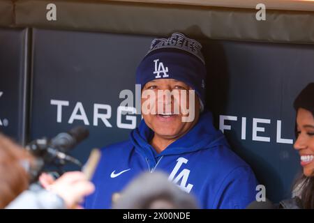 Minneapolis, Minnesota, USA. April 2024. DAVE ROBERTS, Manager der Los Angeles Dodgers, spricht mit den Medien vor einem MLB-Spiel zwischen den Minnesota Twins und den Los Angeles Dodgers am 8. April 2024 im Target Field in Minneapolis. (Kreditbild: © Steven Garcia/ZUMA Press Wire) NUR REDAKTIONELLE VERWENDUNG! Nicht für kommerzielle ZWECKE! Stockfoto