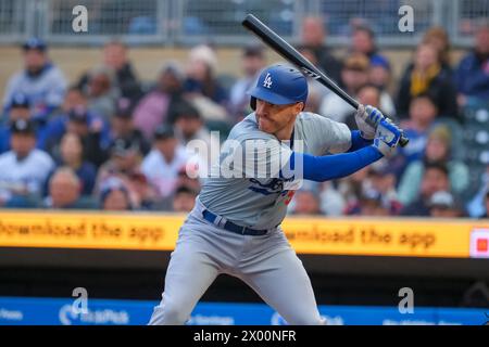 Minneapolis, Minnesota, USA. April 2024. Los Angeles Dodgers erste Basis FREDDIE FREEMAN (5) schlägt während eines MLB-Spiels zwischen den Minnesota Twins und den Los Angeles Dodgers am 8. April 2024 im Target Field in Minneapolis. Die Dodgers gewannen mit 4:2. (Kreditbild: © Steven Garcia/ZUMA Press Wire) NUR REDAKTIONELLE VERWENDUNG! Nicht für kommerzielle ZWECKE! Stockfoto