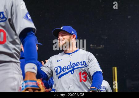 Minneapolis, Minnesota, USA. April 2024. Die Los Angeles Dodgers Third Base MAX MUNCY (13) feiert nach einem MLB-Spiel zwischen den Minnesota Twins und den Los Angeles Dodgers am 8. April 2024 im Target Field in Minneapolis. Die Dodgers gewannen mit 4:2. (Kreditbild: © Steven Garcia/ZUMA Press Wire) NUR REDAKTIONELLE VERWENDUNG! Nicht für kommerzielle ZWECKE! Stockfoto