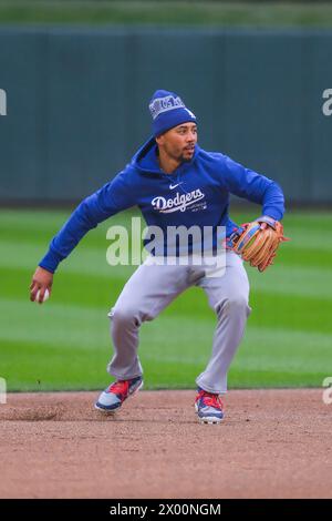 Minneapolis, Minnesota, USA. April 2024. Die Los Angeles Dodgers Shortstop MOOKIE BETTS (50) wird vor einem MLB-Spiel zwischen den Minnesota Twins und den Los Angeles Dodgers am 8. April 2024 im Target Field in Minneapolis aufgeheizt. (Kreditbild: © Steven Garcia/ZUMA Press Wire) NUR REDAKTIONELLE VERWENDUNG! Nicht für kommerzielle ZWECKE! Stockfoto