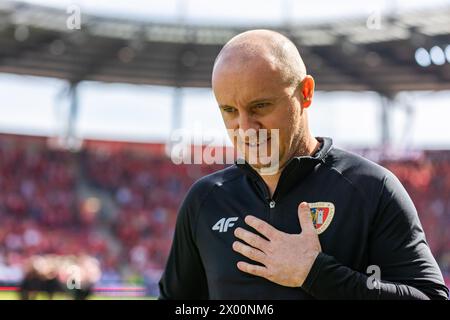 Lodz, Polen. April 2024. Aleksandar Vukovic Trainer von Piast wurde während des Polnischen PKO Ekstraklasa League-Spiels zwischen Widzew Lodz und Piast Gliwice im Widzew Lodz Municipal Stadium gesehen. Endergebnis: Widzew Lodz vs Piast Gliwice 1:0. (Foto: Mikolaj Barbanell/SOPA Images/SIPA USA) Credit: SIPA USA/Alamy Live News Stockfoto