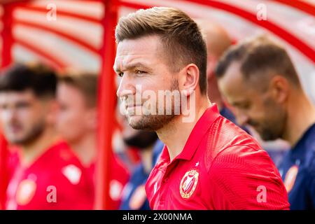 Lodz, Polen. April 2024. Daniel Mysliwiec Trainer von Widzew, der während des polnischen PKO Ekstraklasa League-Spiels zwischen Widzew Lodz und Piast Gliwice im Widzew Lodz Municipal Stadium zu sehen war. Endergebnis: Widzew Lodz vs Piast Gliwice 1:0. Quelle: SOPA Images Limited/Alamy Live News Stockfoto