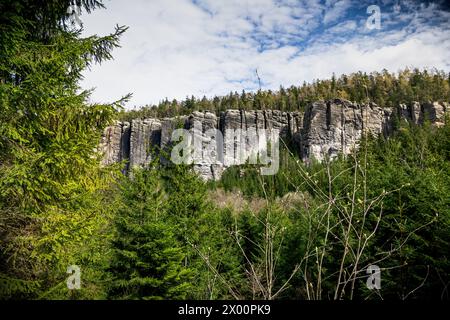 Majestätische Felsformation im tschechischen Wald Stockfoto