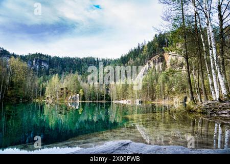 See umgeben von Bäumen und Bergen in der Felsformation Adrpach Teplice Stockfoto