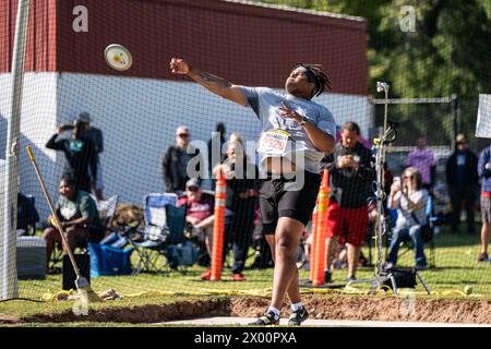 Eyitayo Omotinugbon von Queen Creek wirft den Diskuswurf während des 56. Arcadia Invitational High School-Track-Treffens am Samstag, April Stockfoto