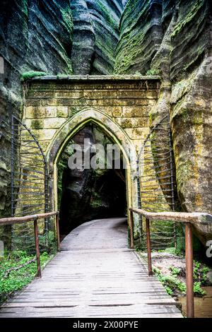 Der Holzweg führt zum Tunnel in der Felsformation Adrspach Teplice Stockfoto