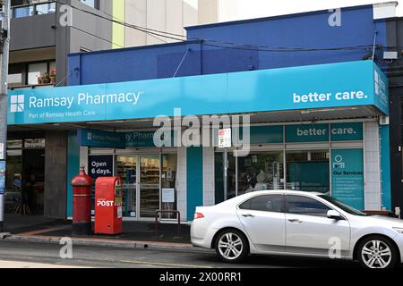 Außenansicht des blauen Ramsay Pharmacy Gebäudes mit Ramsay Health Care Branding und Logo im Vorort Melbourne Stockfoto