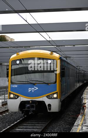 Vorderansicht eines Siemens Nexas-Zuges, der von Metro Melbourne betrieben wird und durch den neuen Zuggraben in der Nähe des Bahnhofs Glen Huntly fährt Stockfoto