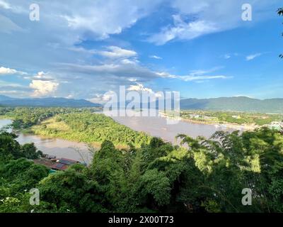 Chiang Saen, Thailand. November 2023. Der Mekong River im Goldenen Dreieck zwischen Laos, Thailand und Myanmar. Nachdem im berühmten laotischen Ferienort Luang Prabang ein Lkw mit 30 Tonnen der gefährlichen Substanz umgekippt wurde, floss ein Teil der ätzenden Flüssigkeit in den Fluss Nam Khan, berichteten thailändische Medien am Dienstag. Dieser mündet in den legendären Mekong, der als Lebensader Südostasiens gilt und einer der längsten Flüsse der Welt ist. Vermerk: Carola Frentzen/dpa/Alamy Live News Stockfoto