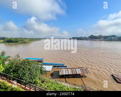 Chiang Saen, Thailand. November 2023. Der Mekong River im Goldenen Dreieck zwischen Laos, Thailand und Myanmar. Nachdem im berühmten laotischen Ferienort Luang Prabang ein Lkw mit 30 Tonnen der gefährlichen Substanz umgekippt wurde, floss ein Teil der ätzenden Flüssigkeit in den Fluss Nam Khan, berichteten thailändische Medien am Dienstag. Dieser mündet in den legendären Mekong, der als Lebensader Südostasiens gilt und einer der längsten Flüsse der Welt ist. Vermerk: Carola Frentzen/dpa/Alamy Live News Stockfoto