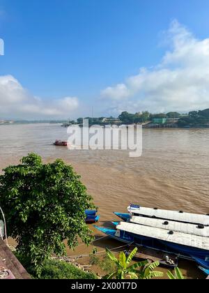 Chiang Saen, Thailand. November 2023. Der Mekong River im Goldenen Dreieck zwischen Laos, Thailand und Myanmar. Nachdem im berühmten laotischen Ferienort Luang Prabang ein Lkw mit 30 Tonnen der gefährlichen Substanz umgekippt wurde, floss ein Teil der ätzenden Flüssigkeit in den Fluss Nam Khan, berichteten thailändische Medien am Dienstag. Dieser mündet in den legendären Mekong, der als Lebensader Südostasiens gilt und einer der längsten Flüsse der Welt ist. Vermerk: Carola Frentzen/dpa/Alamy Live News Stockfoto