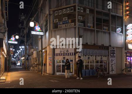 Tokio, Japan. März 2024. Ein Gebäude mit dem Schild "Suche nach Mietern" in den Fenstern. Die alternde Gesellschaft in Japan ist der Grund dafür, dass viele Gewerbeflächen leer bleiben. Ihre Besitzer haben es schwer, Mieter zu finden. (Foto: Stanislav Kogiku/SOPA Images/SIPA USA) Credit: SIPA USA/Alamy Live News Stockfoto