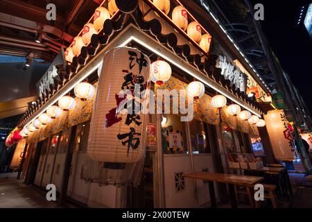 Tokio, Japan. März 2024. Izakaya-Dekoration im Okinawa-Stil in Shibuya. Das tägliche Leben in Tokio. (Foto: Stanislav Kogiku/SOPA Images/SIPA USA) Credit: SIPA USA/Alamy Live News Stockfoto