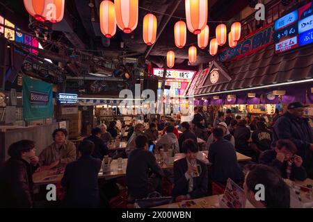 Tokio, Japan. März 2024. Die Menschen genießen Speisen und Getränke in einem Izakaya in Shibuya. Das tägliche Leben in Tokio. Quelle: SOPA Images Limited/Alamy Live News Stockfoto