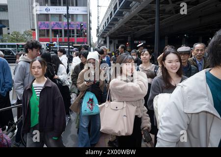 Tokio, Japan. April 2024. Fußgänger überqueren die Straße in Naka-Meguro. Das tägliche Leben in Tokio. Quelle: SOPA Images Limited/Alamy Live News Stockfoto