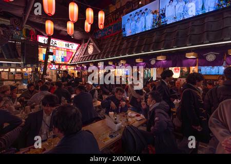 Tokio, Japan. März 2024. Die Menschen genießen Speisen und Getränke in einem Izakaya in Shibuya. Das tägliche Leben in Tokio. Quelle: SOPA Images Limited/Alamy Live News Stockfoto