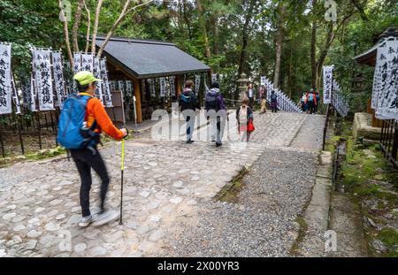 Besucher und Ausblicke entlang der antiken Pilgerroute Kumano Kodo in der Nähe von Hongu, Japan Stockfoto