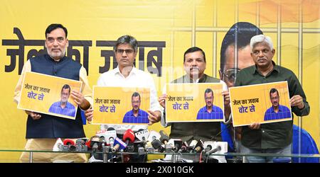 Indien. April 2024. NEW DELHI, INDIEN - 8. APRIL: Senior AAP Leader und Rajya Sabha Mitglied Sanjay Singh, Rajya Sabha Abgeordneter Sandeep Pathak, Delhi State Convenor Gopal Rai und Pankaj Gupta starten Wahlkampagne neues Poster für Lok Sabha Kampagne "Jail Ka Jawab, vote SE", während der Pressekonferenz im AAP Party HQ Rouse Avenue am 8. April 2024 in Neu-Delhi, Indien. (Foto: Sonu Mehta/Hindustan Times/SIPA USA) Credit: SIPA USA/Alamy Live News Stockfoto