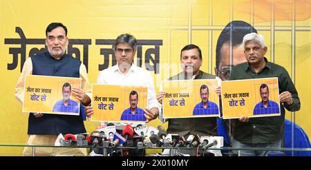 Indien. April 2024. NEW DELHI, INDIEN - 8. APRIL: Senior AAP Leader und Rajya Sabha Mitglied Sanjay Singh, Rajya Sabha Abgeordneter Sandeep Pathak, Delhi State Convenor Gopal Rai und Pankaj Gupta starten Wahlkampagne neues Poster für Lok Sabha Kampagne "Jail Ka Jawab, vote SE", während der Pressekonferenz im AAP Party HQ Rouse Avenue am 8. April 2024 in Neu-Delhi, Indien. (Foto: Sonu Mehta/Hindustan Times/SIPA USA) Credit: SIPA USA/Alamy Live News Stockfoto