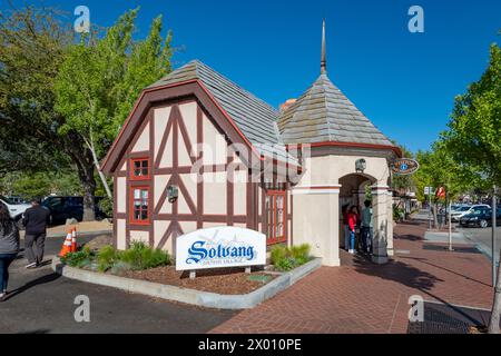 Solvang, California, USA - 22. APRIL 2019: Alte Hauptstraße in der historischen Innenstadt von Solvang, Santa Ynez Valley in Santa Barbara County. Ein dänisches Dorf i Stockfoto