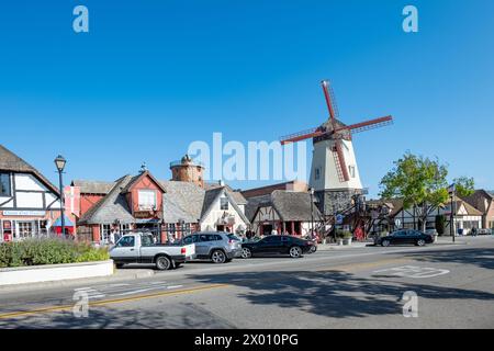 Solvang, Kalifornien, USA - 22. APRIL 2019: Alte Hauptstraße im historischen Stadtzentrum von Solvang mit Windmühle im Santa Barbara County. Das dänische Dorf ist ein Stockfoto