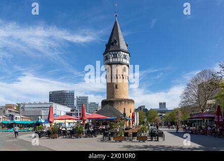 Frankfurt am Main - 6. April 2024: Ehemaliger Wachturm Bockenheimer Warte, ein Wahrzeichen Frankfurts. Hessen, Deutschland Stockfoto