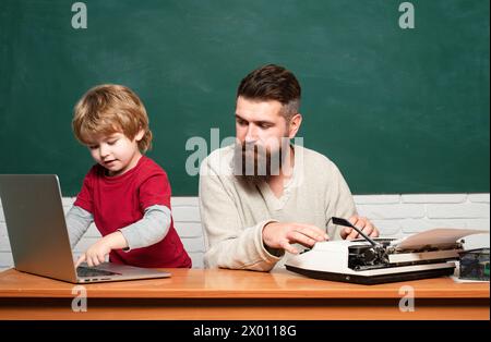 Der Lehrer bringt einem Schüler die Verwendung eines Mikroskops bei. Glückliche Familie - Daddy und Sohn zusammen. Der Mann lehrt das Kind. Homeschooling. Grundschullehrer und Stockfoto