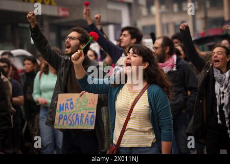 Porto, Portugal. April 2024. Antifaschistische Demonstranten skandieren während der Demonstration Slogans. In Porto fanden etwa zur gleichen Zeit und am gleichen Ort antifaschistische und einwanderungsfeindliche Proteste statt. (Foto: David Oliveira/SOPA Images/SIPA USA) Credit: SIPA USA/Alamy Live News Stockfoto