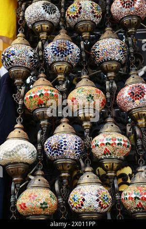 Farbenfrohe Hängelampen im türkischen Stil mit tropfenförmigem Design aus bunten Glasmosaiken, die in einem Geschäft im Grand Souq in Deira, Dubai, VAE, ausgestellt werden. Stockfoto
