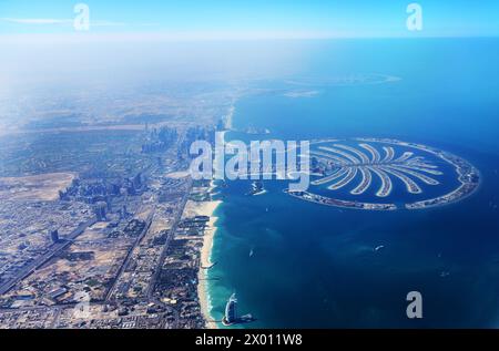 Blick aus der Vogelperspektive auf Dubais Küste mit dem Burj Al Arab Hotel und den Palm Jumeirah Inseln. Dubai, VAE. Stockfoto