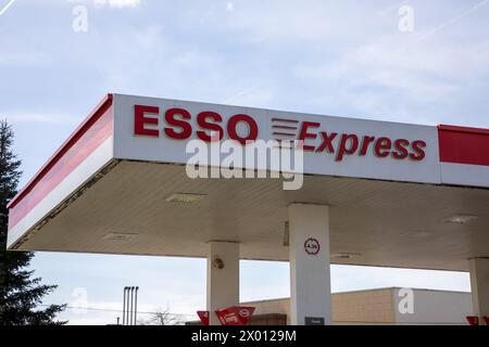 Bordeaux , Frankreich - 04 04 2024 : Esso Express Tankstelle amerikanisches Logo Text und Markenzeichen Handelsname für ExxonMobil Stockfoto