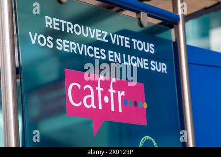 Angouleme , Frankreich - 04 08 2024 : CAF-Zuteilungen familiales Logo Marke und Textzeichen der Fassadenagentur für das Büro des Fonds für Familienzulagen Stockfoto