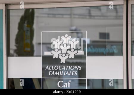 Angouleme , Frankreich - 04 08 2024 : CAF Caisse Allocations familiales Logo Marke und Textzeichen bedeutet CAF Agentur Familienzulagen Fondsbüro Stockfoto