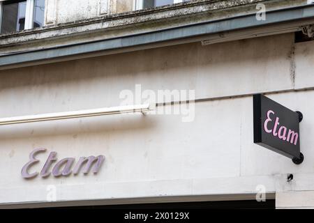 Angouleme , Frankreich - 04 08 2024 : etam Logo Marke und Textschild an der Wand Fassadenladen des Modegeschäfts Eingangskette Stockfoto