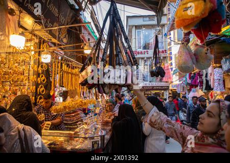 Srinagar, Indien. April 2024. Kaschmirmuslime sahen vor dem muslimischen Festival Eid-Al-Fitr auf einem lokalen Markt in Srinagar Einkäufe. Märkte in der ganzen muslimischen Welt erleben einen riesigen Einkaufsbummel in Vorbereitung auf Eid Al-Fitr, eine Feier, die das Ende des muslimischen Fastenmonats Ramadan markiert. (Foto: Faisal Bashir/SOPA Images/SIPA USA) Credit: SIPA USA/Alamy Live News Stockfoto