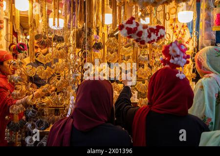 Srinagar, Indien. April 2024. Kaschmiri muslimische Frauen sahen in einem Juweliergeschäft vor dem muslimischen Festival Eid-Al-Fitr auf einem lokalen Markt in Srinagar einkaufen. Märkte in der ganzen muslimischen Welt erleben einen riesigen Einkaufsbummel in Vorbereitung auf Eid Al-Fitr, eine Feier, die das Ende des muslimischen Fastenmonats Ramadan markiert. (Foto: Faisal Bashir/SOPA Images/SIPA USA) Credit: SIPA USA/Alamy Live News Stockfoto