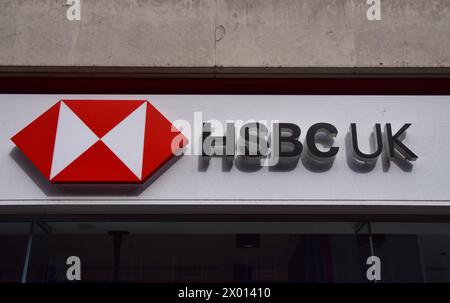 London, Großbritannien. April 2024. Allgemeine Ansicht eines Schildes bei einer HSBC UK-Bankfiliale in Zentral-London. Quelle: SOPA Images Limited/Alamy Live News Stockfoto