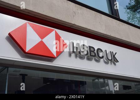 London, Großbritannien. April 2024. Allgemeine Ansicht eines Schildes bei einer HSBC UK-Bankfiliale in Zentral-London. (Foto: Vuk Valcic/SOPA Images/SIPA USA) Credit: SIPA USA/Alamy Live News Stockfoto