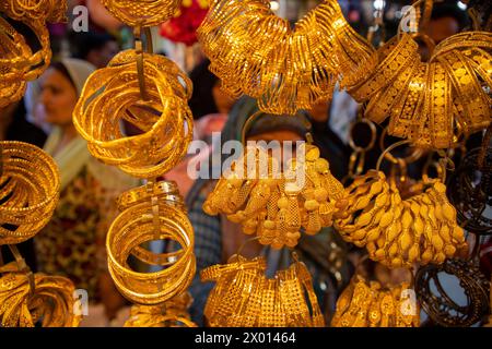 Srinagar, Indien. April 2024. Schmuckstücke werden in einem Geschäft vor dem muslimischen Festival Eid-Al-Fitr auf einem lokalen Markt in Srinagar ausgestellt. Märkte in der ganzen muslimischen Welt erleben einen riesigen Einkaufsbummel in Vorbereitung auf Eid Al-Fitr, eine Feier, die das Ende des muslimischen Fastenmonats Ramadan markiert. Quelle: SOPA Images Limited/Alamy Live News Stockfoto