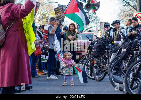 Chicago, USA, 8. April 2024, versammelten sich Demonstranten pro Palestine in der Innenstadt von Chicago nahe dem Water Tower Place und dem Drake Hotel, um gegen den Besuch von Präsident Joe Biden zu protestieren. Die Forderung an den Präsidenten, den israelischen Krieg gegen die Hamas und den Völkermord, der sich in Gaza abspielt, nicht mehr zu finanzieren. Präsident Biden war wegen einer privaten Spendenaktion in Chicago. David Jank/Alamy Live News Stockfoto