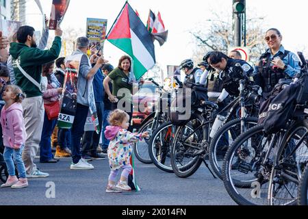 Chicago, USA, 8. April 2024, versammelten sich Demonstranten pro Palestine in der Innenstadt von Chicago nahe dem Water Tower Place und dem Drake Hotel, um gegen den Besuch von Präsident Joe Biden zu protestieren. Die Forderung an den Präsidenten, den israelischen Krieg gegen die Hamas und den Völkermord, der sich in Gaza abspielt, nicht mehr zu finanzieren. Präsident Biden war wegen einer privaten Spendenaktion in Chicago. David Jank/Alamy Live News Stockfoto