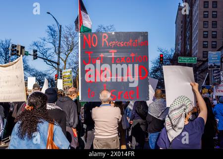 Chicago, USA, 8. April 2024, versammelten sich Demonstranten pro Palestine in der Innenstadt von Chicago nahe dem Water Tower Place und dem Drake Hotel, um gegen den Besuch von Präsident Joe Biden zu protestieren. Die Forderung an den Präsidenten, den israelischen Krieg gegen die Hamas und den Völkermord, der sich in Gaza abspielt, nicht mehr zu finanzieren. Präsident Biden war wegen einer privaten Spendenaktion in Chicago. David Jank/Alamy Live News Stockfoto