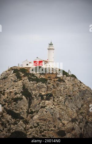 Ein Leuchtturm an einem felsigen Ufer mit Wasser im Hintergrund an einem sonnigen Tag. Hochwertige Fotos Stockfoto