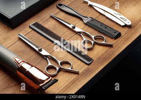 Professionelle Friseurwerkzeuge auf hölzernem Untergrund für die Herrenpflege Stockfoto
