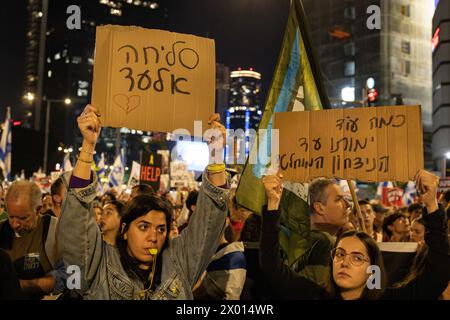 Eine Demonstration, bei der die Regierung aufgefordert wird, einen Deal zur Freilassung der von der Hamas festgenommenen Entführten in Tel Aviv im April 2024 zu schließen Stockfoto