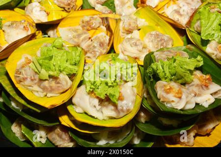 Thailändische gedämpfte Schweineknödel Thailändische nennen Kow Griep Pag Mor auf Bananenblatt zum Verkauf Stockfoto