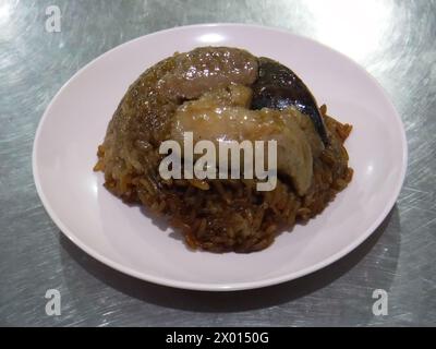 Gedämpfter Kleberreis mit Hühnerpilzen und Wurst ( Loh Mai Kai) Stockfoto