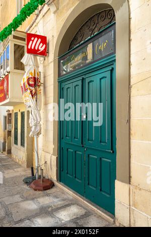 Valletta, Malta, 03. April 2024. Das Markenzeichen Illy Caffè vor einer Bar im Stadtzentrum Stockfoto